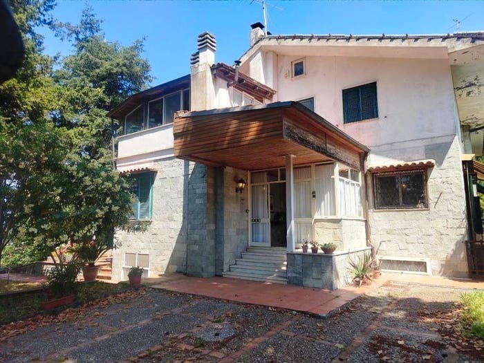 Casa con 6 locali in vendita in Via Martiri di Kindu, Monterosi
