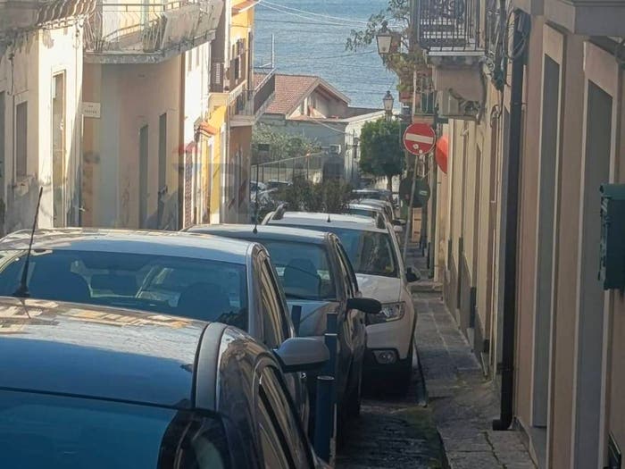 Appartamento trilocale in vendita in Via Romeo, Centro Storico, Acireale