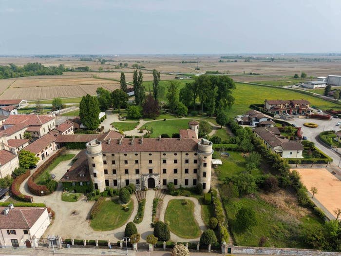 Casa con 6 locali in vendita in Piazza Castello, Desana