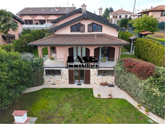 Casa con 6 locali in vendita in Via Cesare Cantù, Centro, Casnate con Bernate