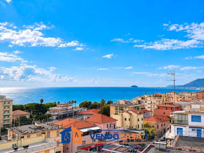 Appartamento trilocale in vendita in Via Aurelia, Centro, Loano