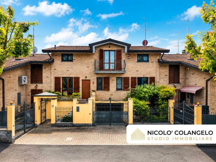 Casa quadrilocale in vendita in Via San Michele, Centro, Caronno Pertusella