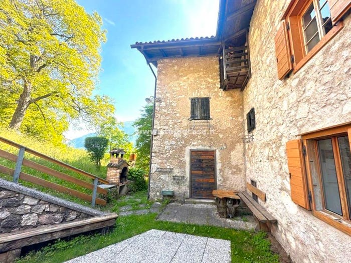 Casa con 6 locali in vendita in Vallarsa