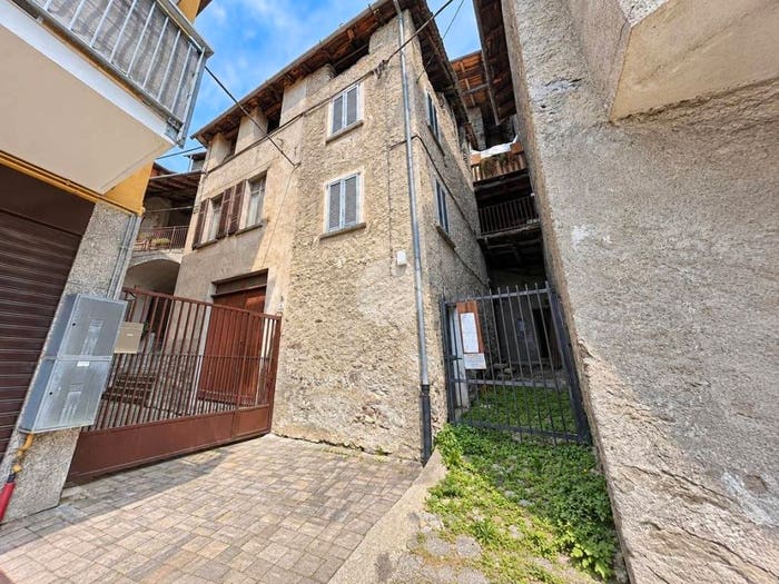 Casa trilocale in vendita in Via Roma, Castione, Castione Andevenno