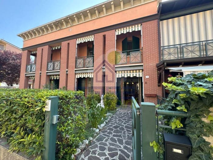 Casa con 6 locali in vendita in via Carlo Alberto Dalla Chiesa, Centro, Guastalla
