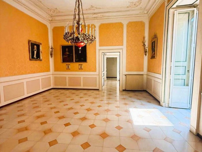 Appartamento con 6 locali in vendita in via MONTE DI DIO, Santa Lucia, Napoli