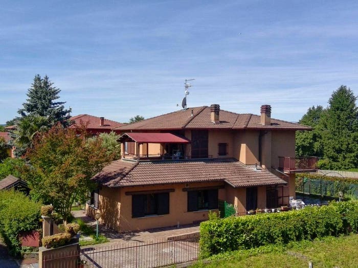 Casa con 6 locali in vendita in Via Giacomo Leopardi, Centro, Gavirate