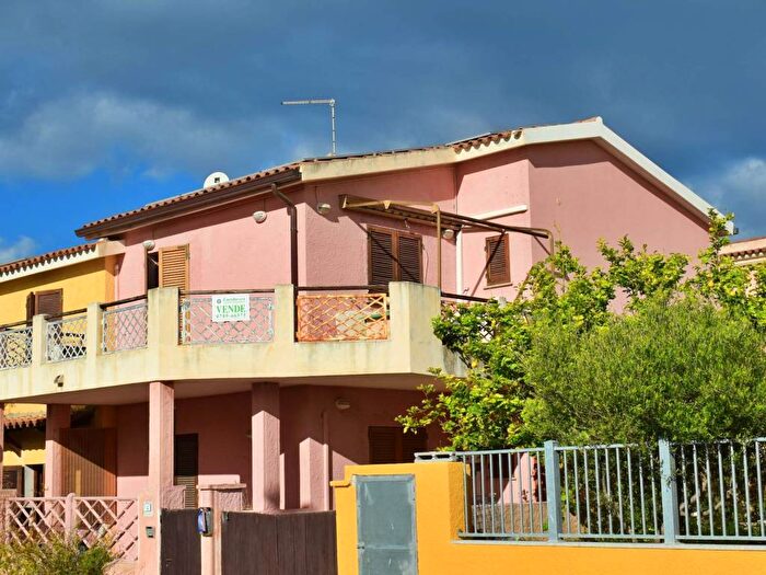 Appartamento trilocale in vendita in Via Ettore Pais, Golfo Aranci