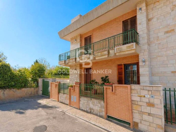 Appartamento con 5 locali in vendita in Via Vittorio Alfieri, Centro, Parabita