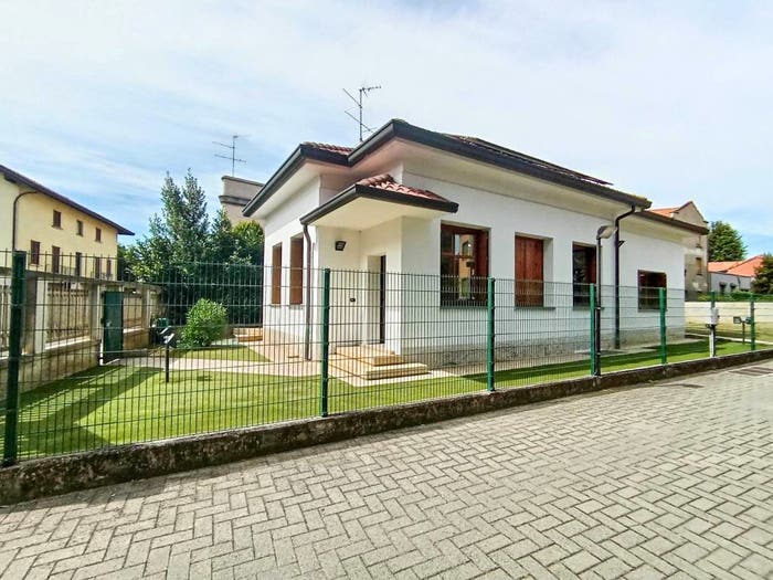 Casa trilocale in vendita in Via Enrico Toti, Centro, Carugo