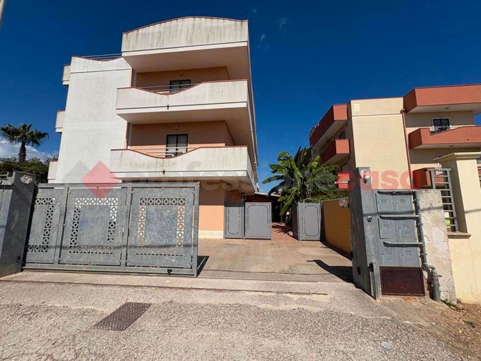 Appartamento con 5 locali in vendita in VIA GENOVA, Centro, Pulsano