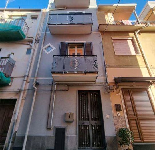 Casa con 6 locali in vendita in Via Luigi Aidala, Bronte