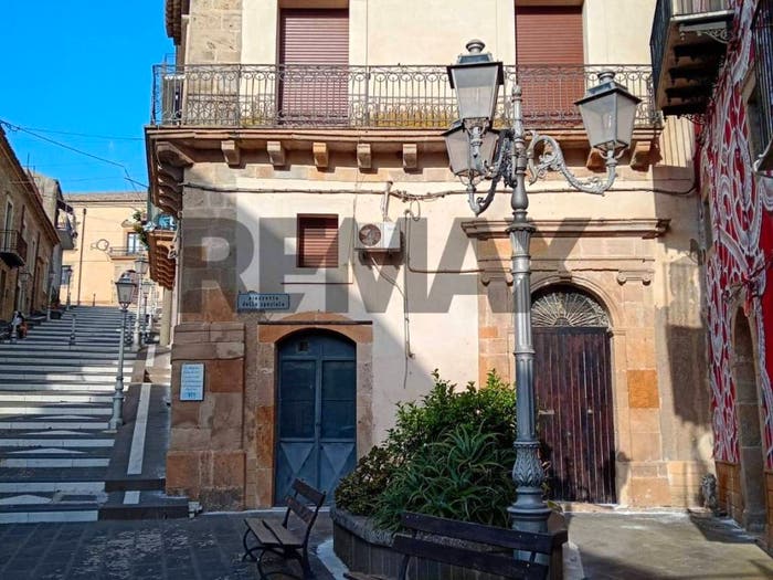 Casa con 6 locali in vendita in Piazzetta Dello Speziale, Mirabella Imbaccari