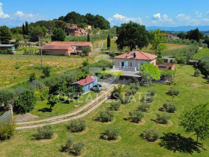 Casa con 6 locali in vendita in Piazza San Francesco, Centro, Lucignano