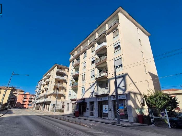 Appartamento quadrilocale in affitto in Via Cristoforo Colombo, Emanuele II C Colombo Morelli e Silvati, Avellino