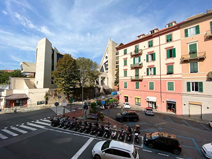 Appartamento con 5 locali in vendita in Via Corsi Luigi, Savona