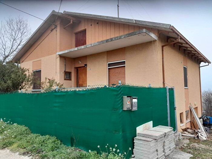 Casa con 5 locali in vendita in San Costanzo