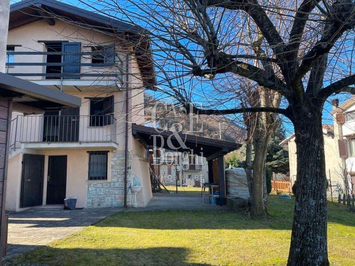 Casa con 6 locali in vendita in Zavattarello