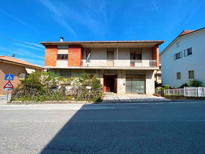 Casa con 6 locali in vendita in Petritoli