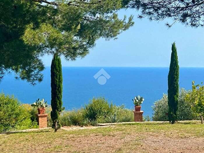 Casa con 6 locali in vendita in Strada Antica Torre, Cipressa