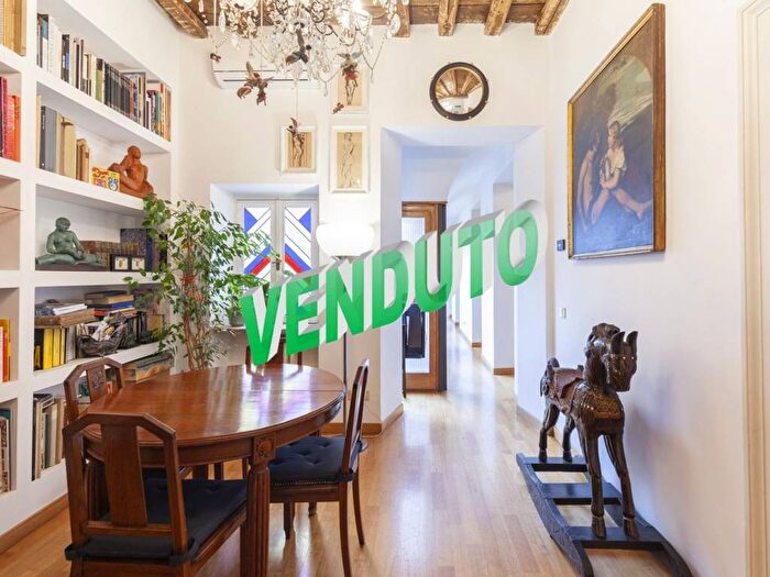 Appartamento trilocale in vendita in Via delle Muratte, Trevi, Roma