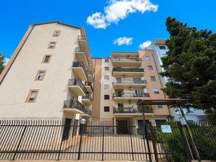 Appartamento quadrilocale in vendita in Via Don Silvestro Marano, Panebianco Tribunale, Cosenza