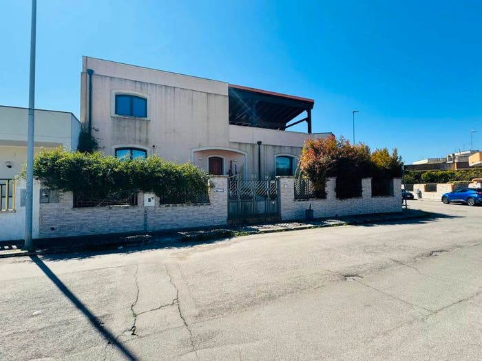 Casa con 6 locali in vendita in Piazza Beethoven, Lequile
