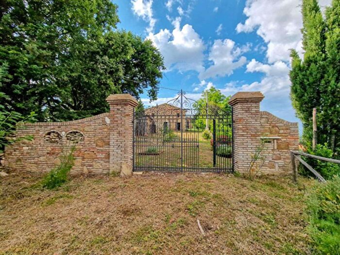 Casa con 5 locali in vendita in località Monte Olivo, Urbino