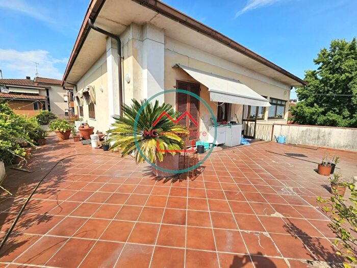 Casa con 6 locali in vendita in Via Francesco Petrarca, MontecatiniTerme
