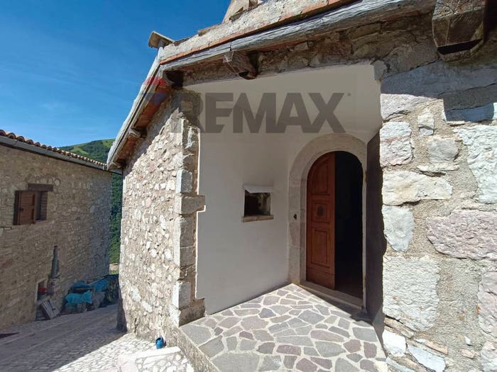 Casa quadrilocale in vendita in Gavelli, Sant'Anatolia di Narco