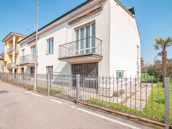 Casa quadrilocale in vendita in Via Morti della Barbina, Città Bassa Laghi, Lodi
