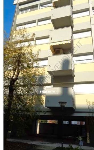 Appartamento quadrilocale in vendita in Viale Palmiro Togliatti, Centro, Locate di Triulzi