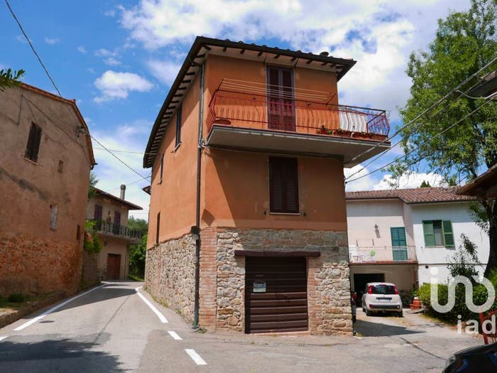 Casa con 6 locali in vendita in Via Aldo Capitini, Panicale