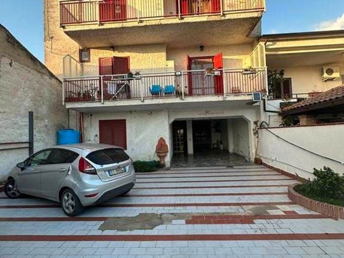 Casa con 6 locali in vendita in via appia km, Carinola
