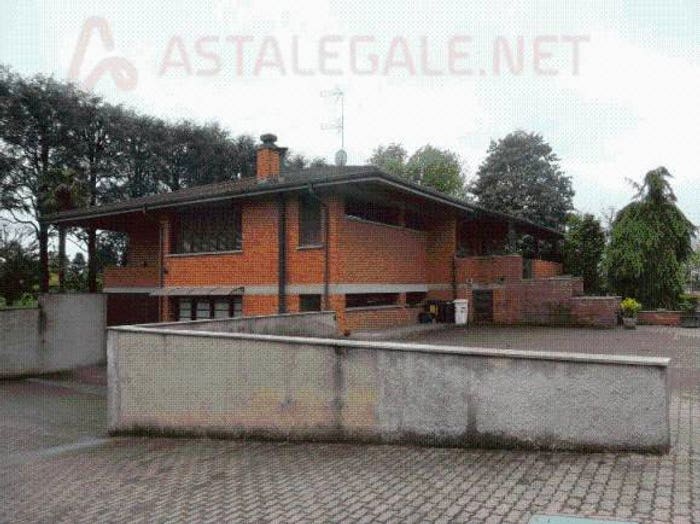 Casa con 6 locali in vendita in Via Aprile, Centro, Ozzero
