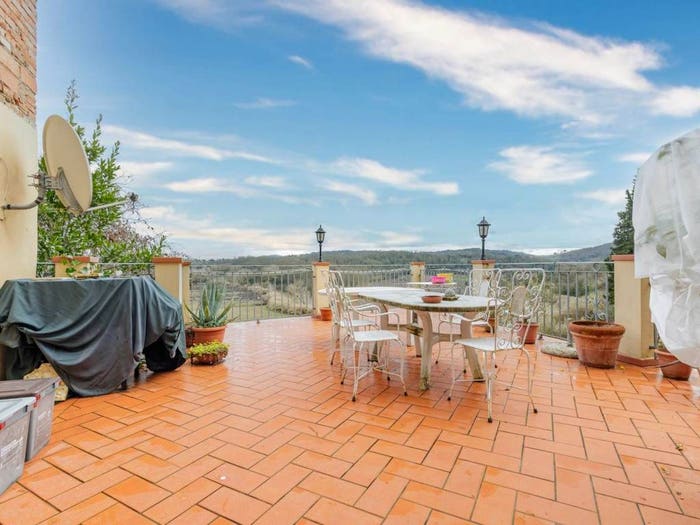 Casa con 6 locali in vendita in Piazza Cesare Battisti, Comeana, Carmignano