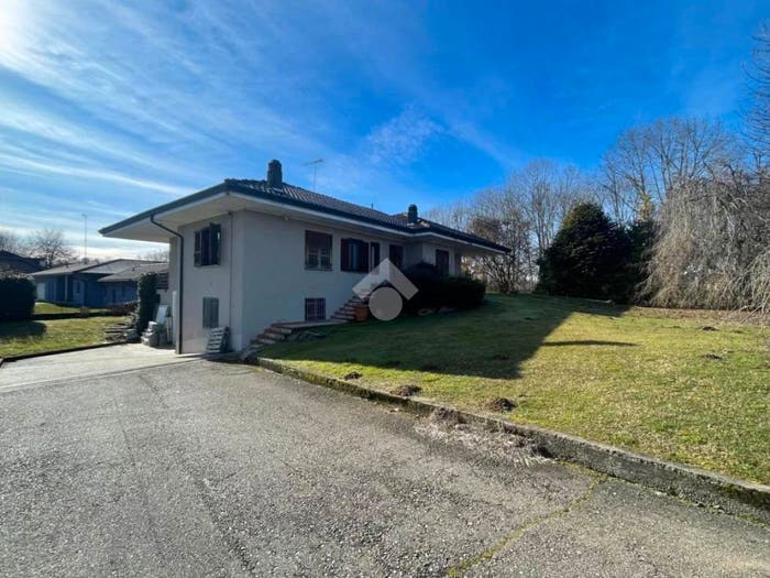 Casa con 6 locali in vendita in Via Divisione Garibaldi, Briga Novarese