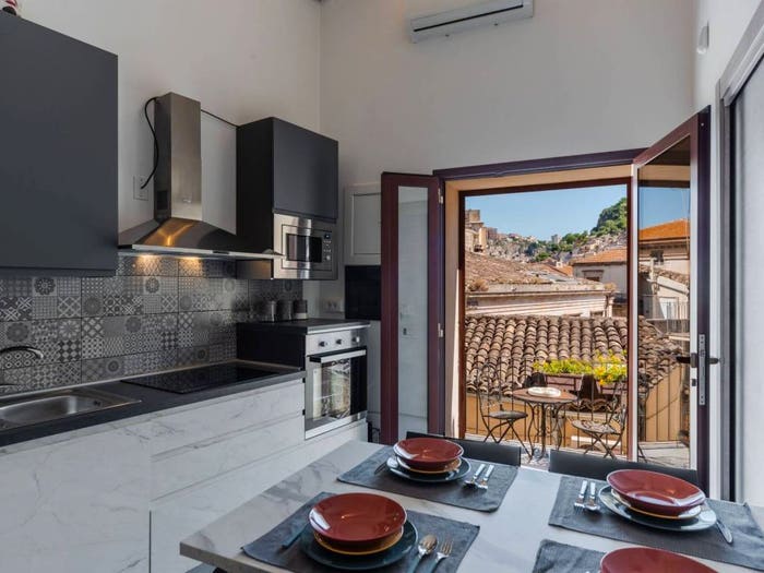 Casa con 6 locali in vendita in Via Santa Sofia, Modica Bassa, Modica
