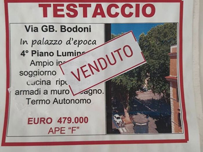 Appartamento trilocale in vendita in Via Giovanni Battista Bodoni, Testaccio, Roma