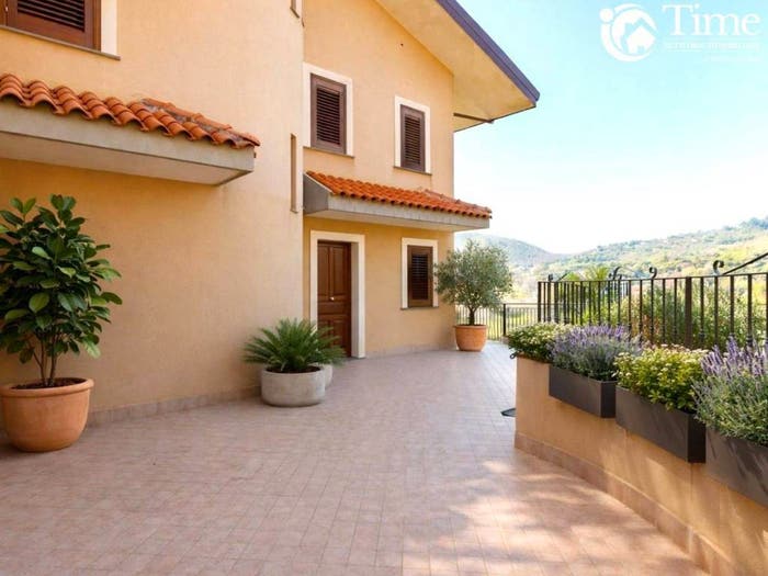 Casa con 5 locali in vendita in Via Michele Amari, Aci Sant'Antonio
