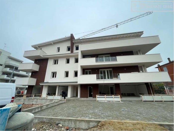Appartamento con 6 locali in vendita in Via Bartolomeo de Polli, Morane Contrada, Modena