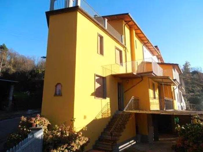 Casa con 6 locali in vendita in Via Iv Novembre, Villa Collemandina