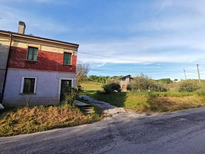 Casa quadrilocale in vendita in Strada dei Guazzi, Santa Maria dell'Arzilla, Pesaro
