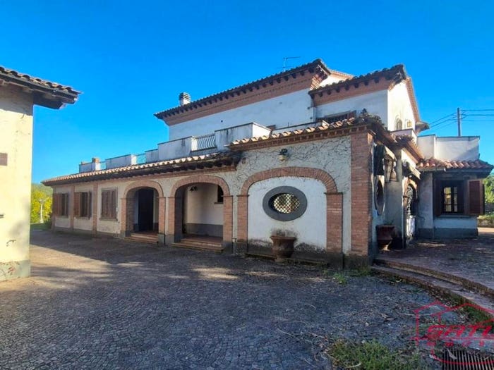 Casa con 6 locali in vendita in Via S Giuseppe, Montecarlo