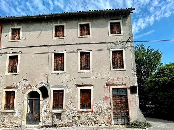 Casa con 6 locali in vendita in Soave