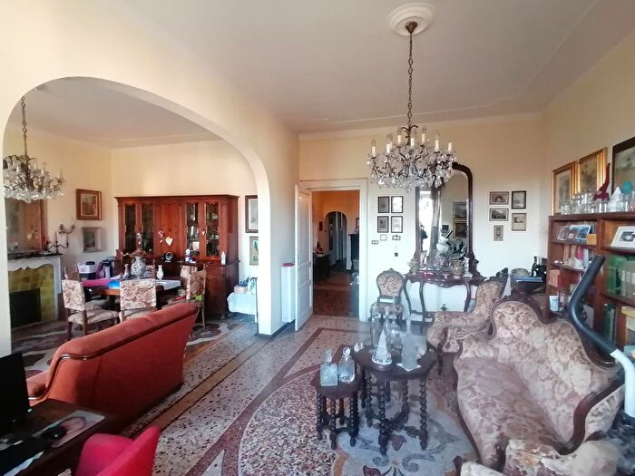 Appartamento con 9 locali in vendita in Via Sormano, Savona
