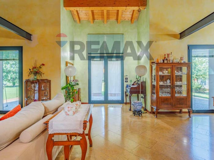Casa con 6 locali in vendita in Via Carlo Tira, Volongo