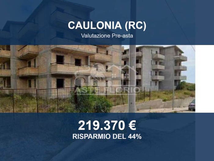 Appartamento con 6 locali in vendita in Via Pitagora snc, Caulonia