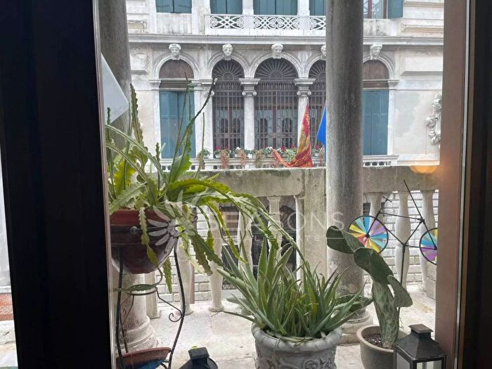 Appartamento con 5 locali in vendita in Santi Apostoli San Canciano, Venezia