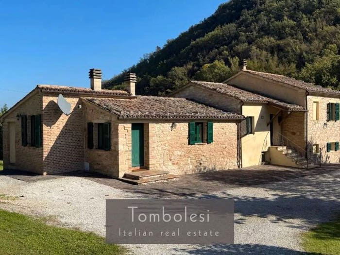 Casa con 6 locali in vendita in Vicolo Val di Forno, Centro, Arcevia